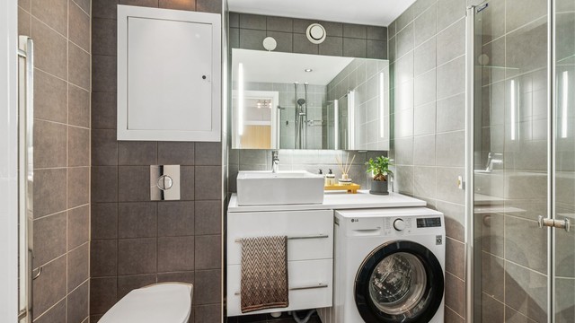 Flislagt bad med gulvvarme. Badet ble renovert i regi av borettslaget.