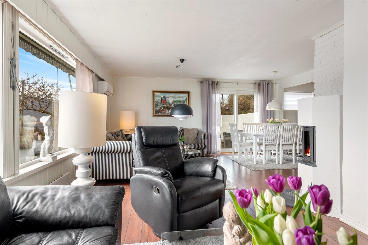 Fra stuen er det en åpen og sosial løsning mot spisestuen, noe som skaper en god flyt i boligens hovedetasje.