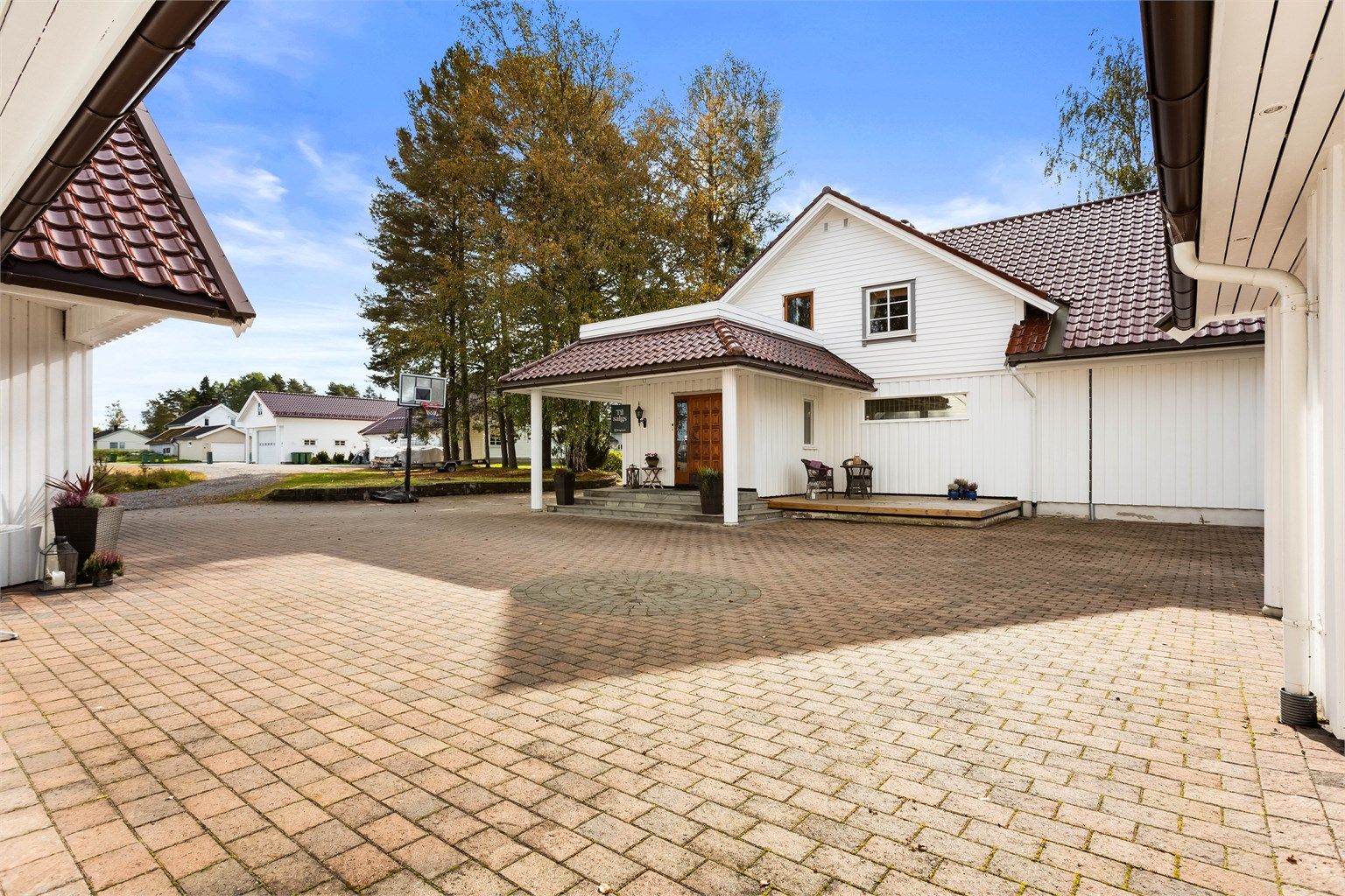 Meget pent opparbeidet uteområde med belegningsstein på hele gårdsplassen. 