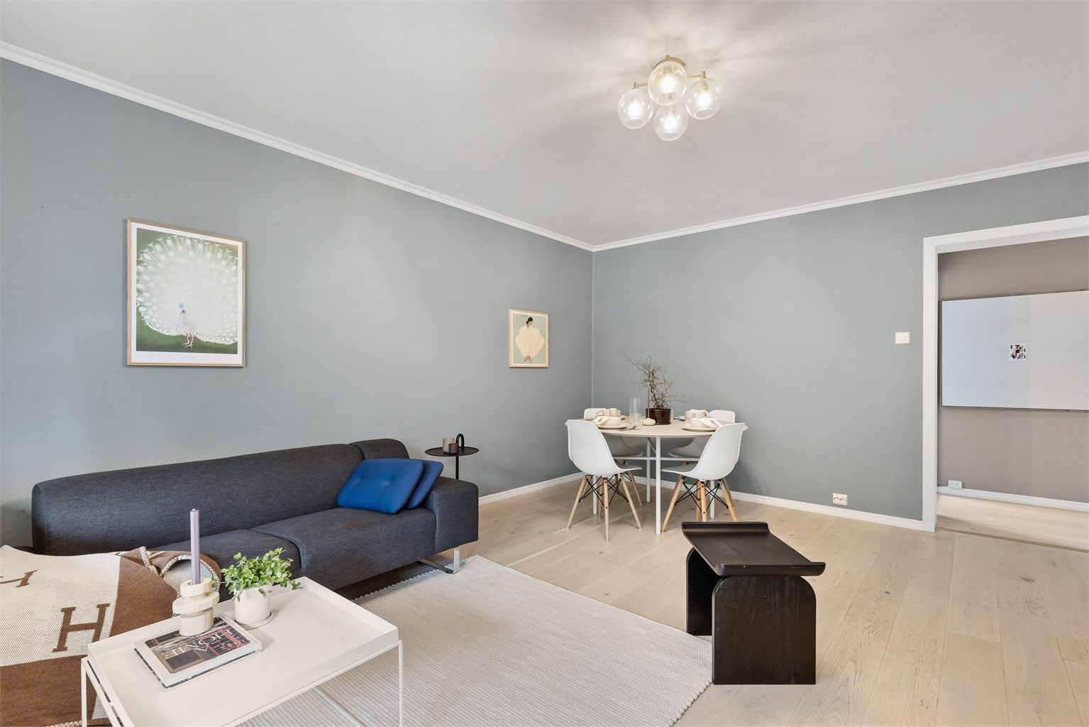 Stuen er romslig med plass til sofa, tilhørende salongbord og en TV-seksjon om ønskelig.