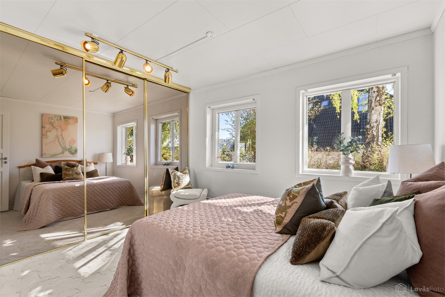 Soverom med skyvedørsgarderobe