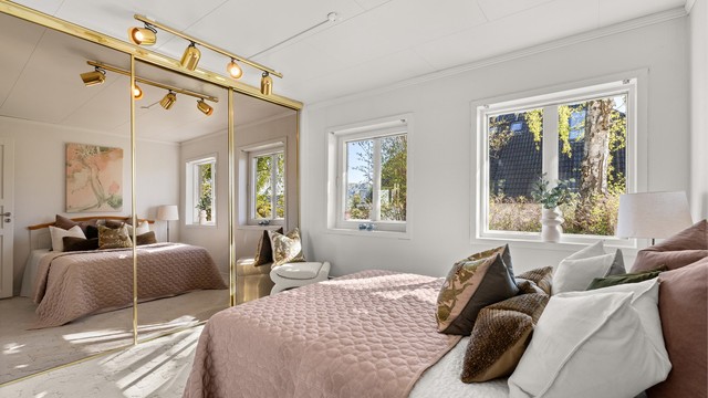 Soverom med skyvedørsgarderobe