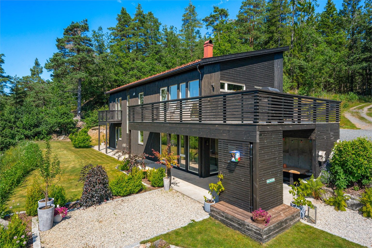 Tiltalende enebolig fra 2017 med nydelig opparbeidet og usjenert tomt