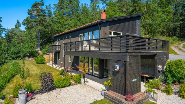 Tiltalende enebolig fra 2017 med nydelig opparbeidet og usjenert tomt