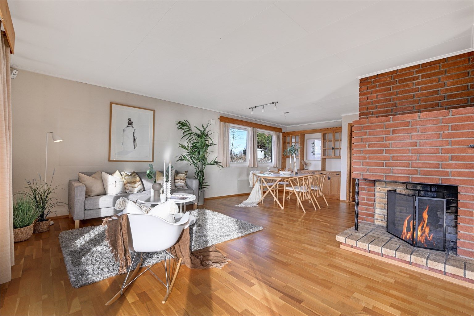 Peisen blir et naturlig midtpunkt og gir hjemmet en varm karakter.