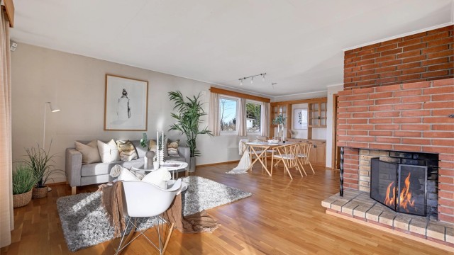 Peisen blir et naturlig midtpunkt og gir hjemmet en varm karakter.