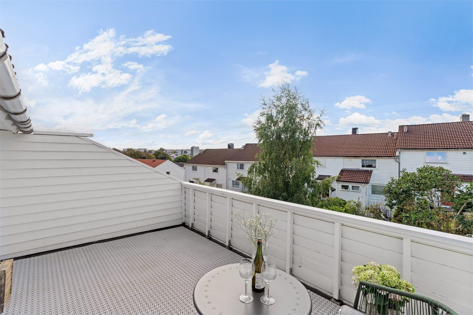 Balkongen i 2. etasje danner en usjenert uteplass over hagen.