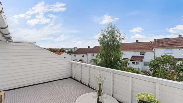 Balkongen i 2. etasje danner en usjenert uteplass over hagen.