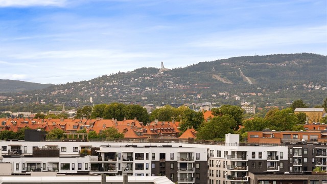 Fra takterrassen er det utsikt mot Grefsenkollen og Holmenkollen.