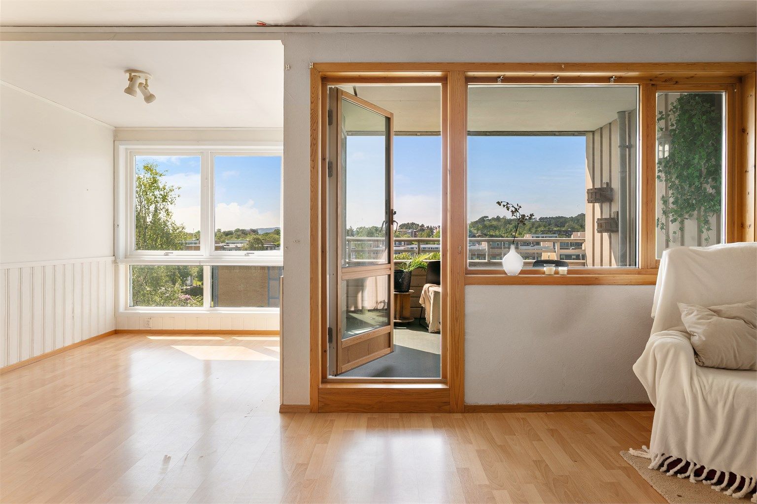 - Stue/spisestue, utgang til vestvendt balkong på ca. 8 kvm -