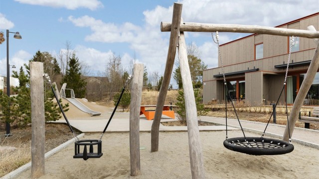 Nærområdet er svært barnevennlig, med lekeplass like ved boligen.