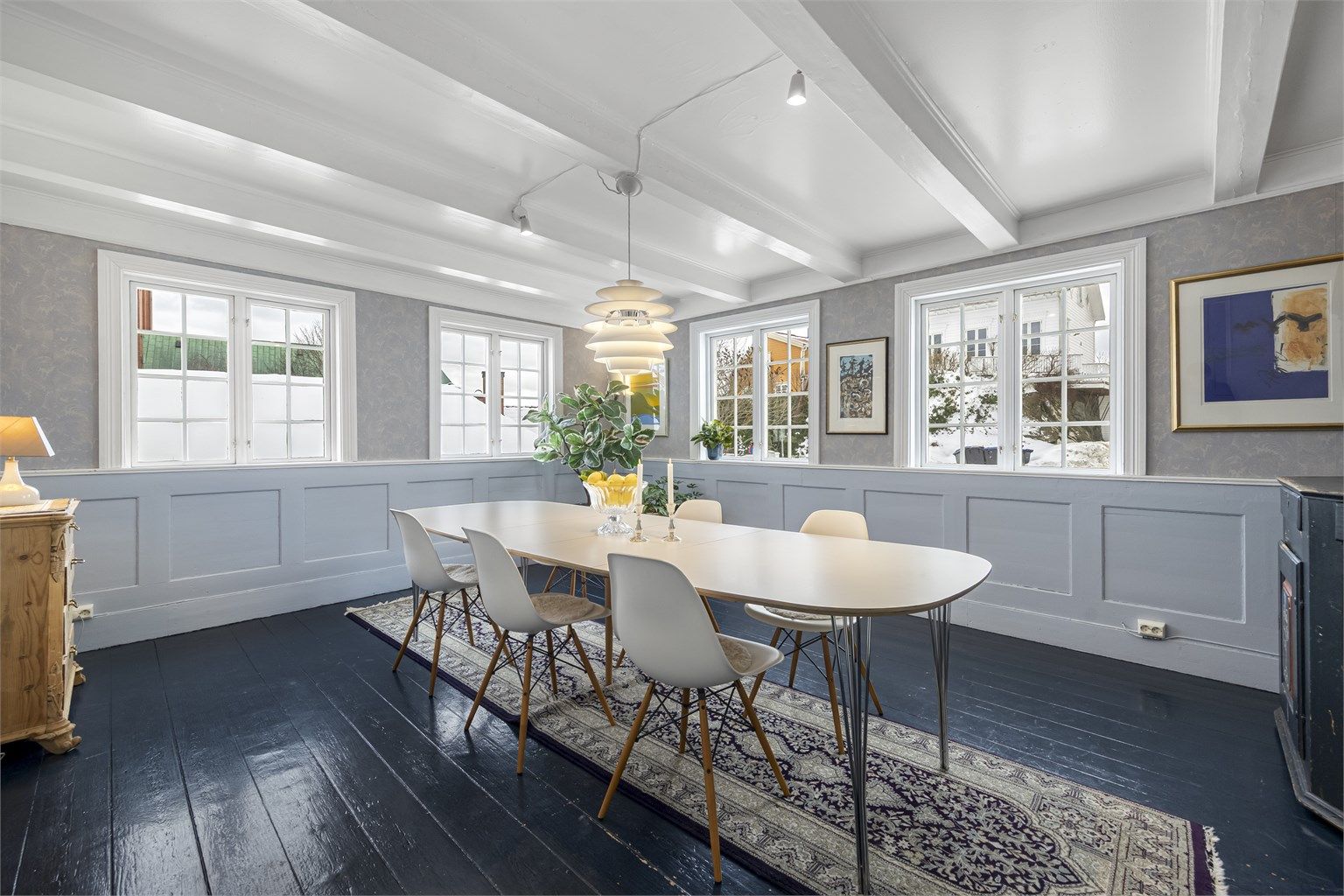 Denne etasjen byr på flere stuer, her vist som en lys spisestue med mørkt, malt tregulv.