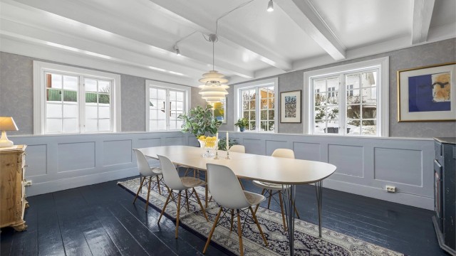 Denne etasjen byr på flere stuer, her vist som en lys spisestue med mørkt, malt tregulv.
