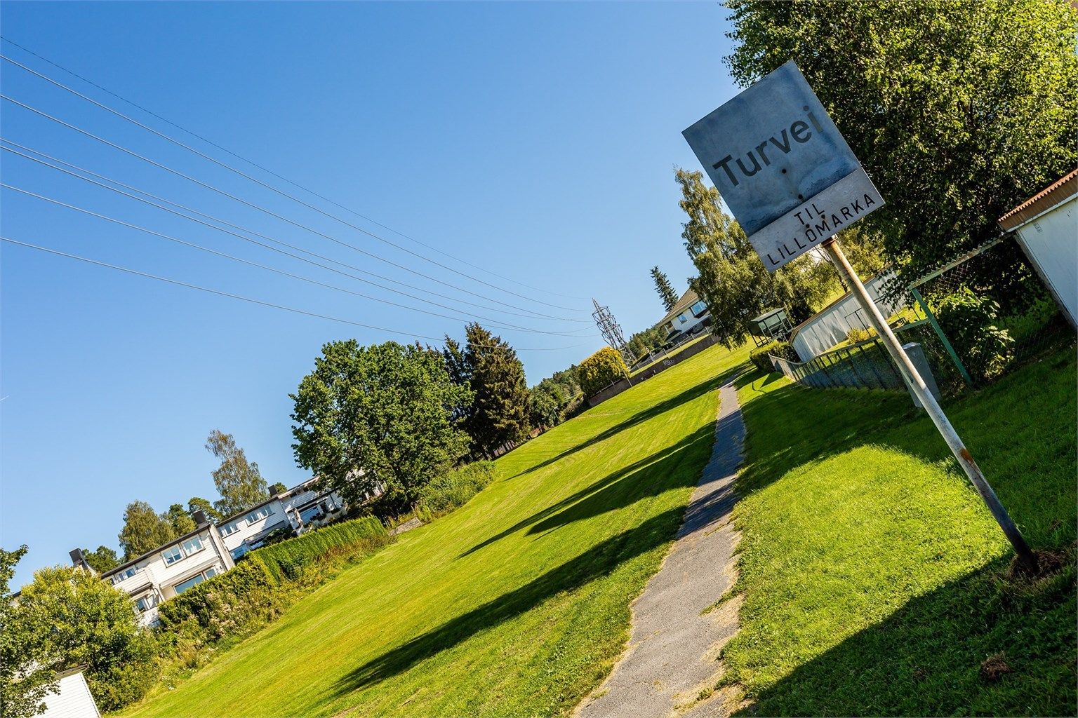 Turvei fra Traverveien til Lillomarka - gangveien oppgraderes i disse dager i regi av kommunen, med ny vei, ny gatebelysning, nye benker og nytt gjerde