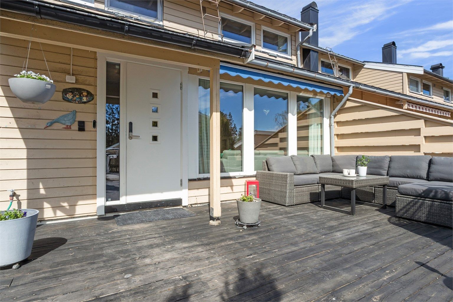 Ved inngangspartiet er det en stor terrasse på 31 m².