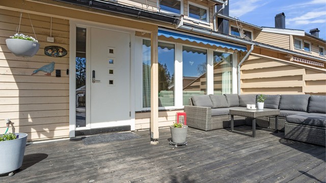 Ved inngangspartiet er det en stor terrasse på 31 m².