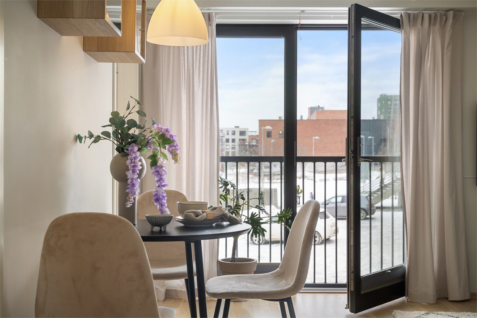 Stuen har store vindusflater og en fransk balkong som er herlig å åpne på sommerstid. 