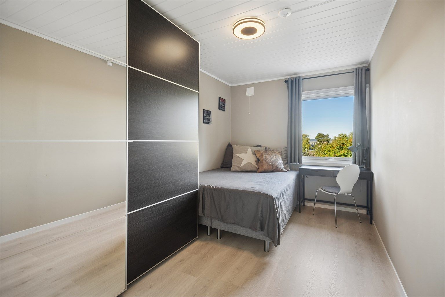 Det tredje soverommet har god plass til dobbeltseng og byr på rikelig med oppbevaring i en stor skyvedørsgarderobe med speilfronter.
