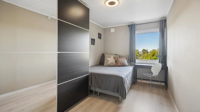 Det tredje soverommet har god plass til dobbeltseng og byr på rikelig med oppbevaring i en stor skyvedørsgarderobe med speilfronter.