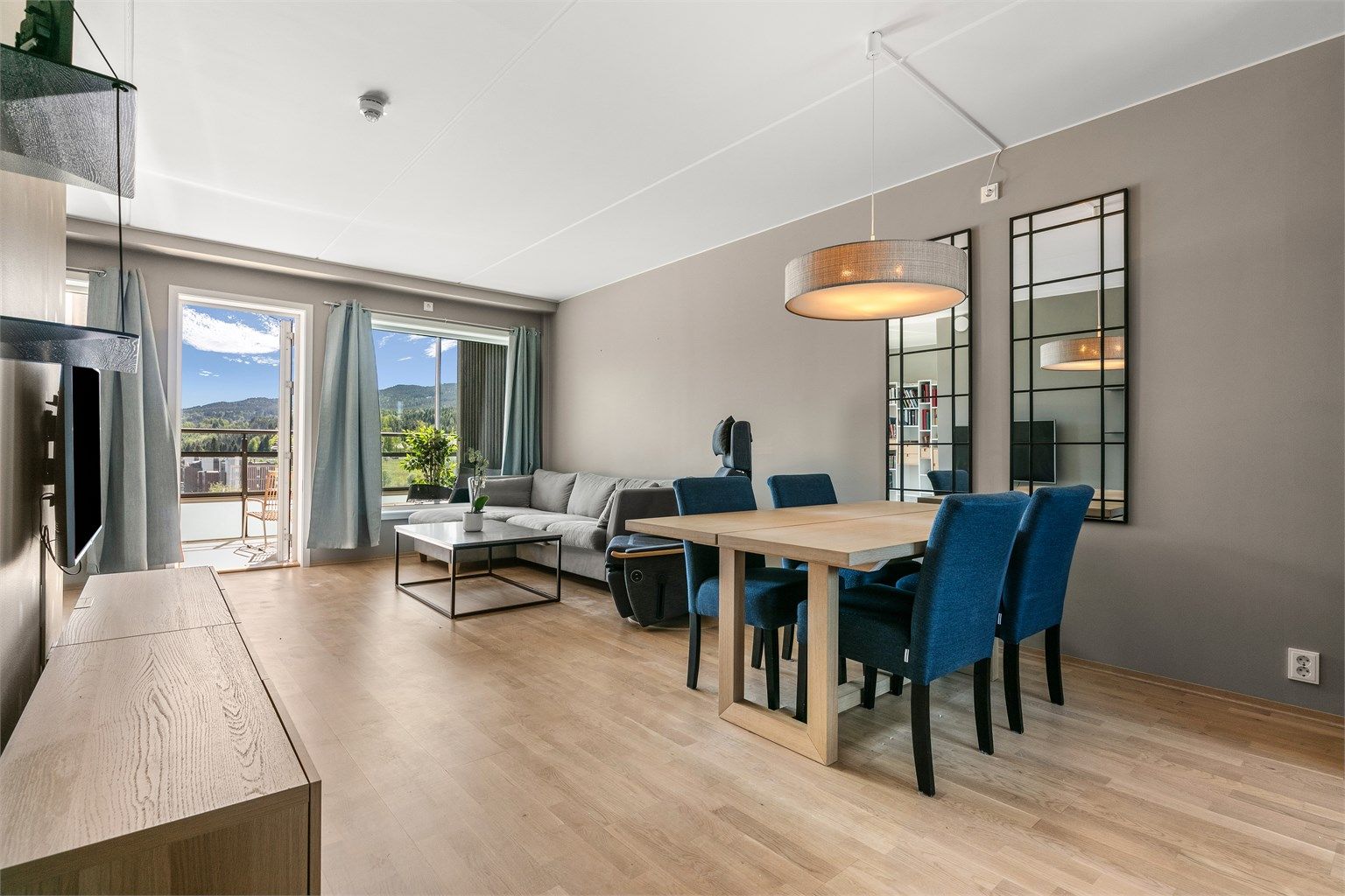 Stua har god plass og fint lysinnslipp, moderne fargevalg skaper en fin atmosfære