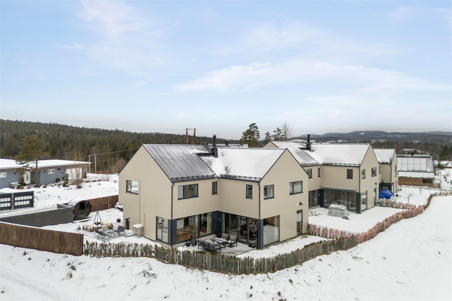 Flere fine uteplasser med terrasse utenfor kjøkkenet og ved inngangspartiet. 