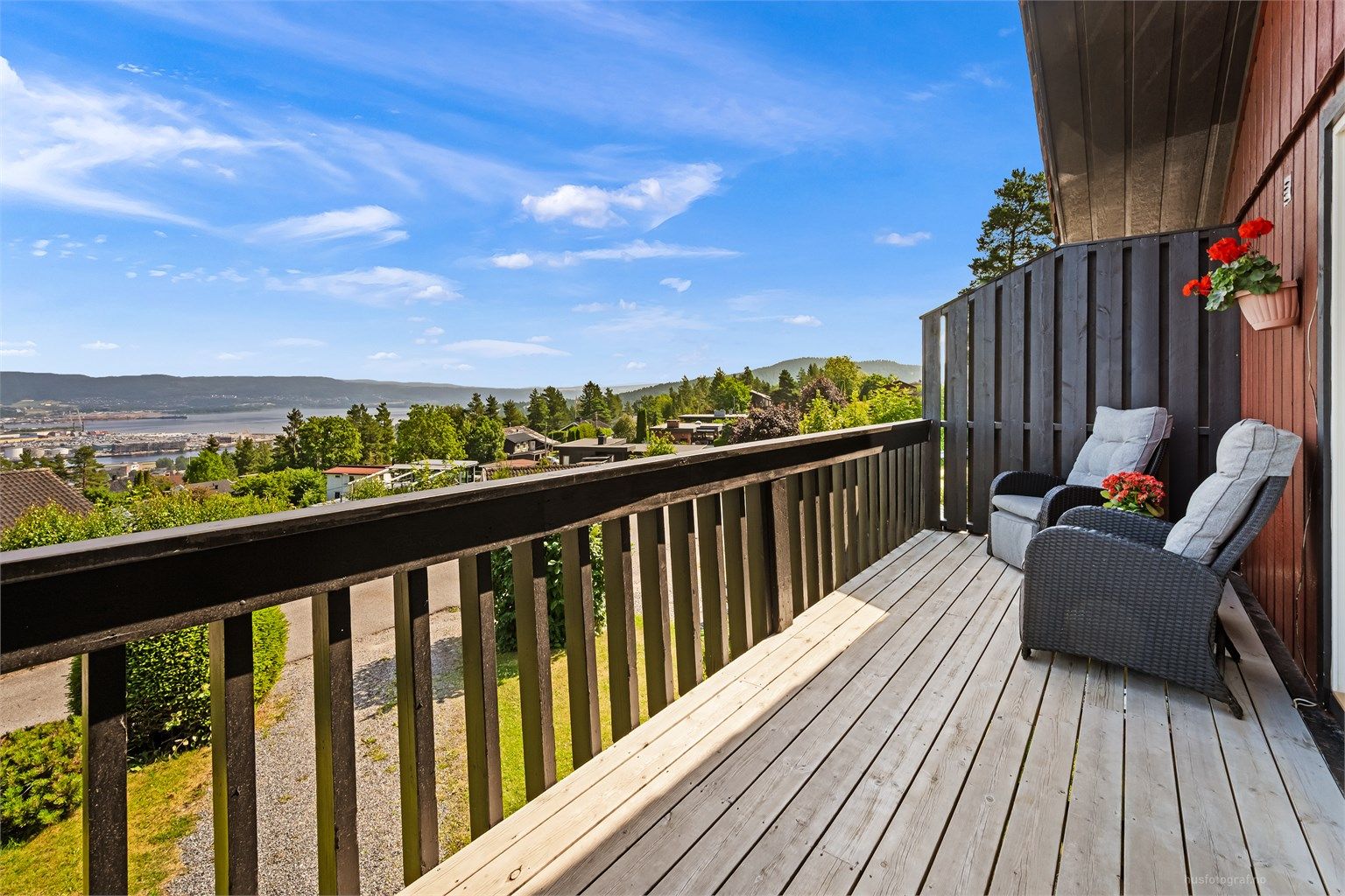 Ifølge selger har verandaen sol fra soloppgang til ca. kl. 10 (midtsommerstid).