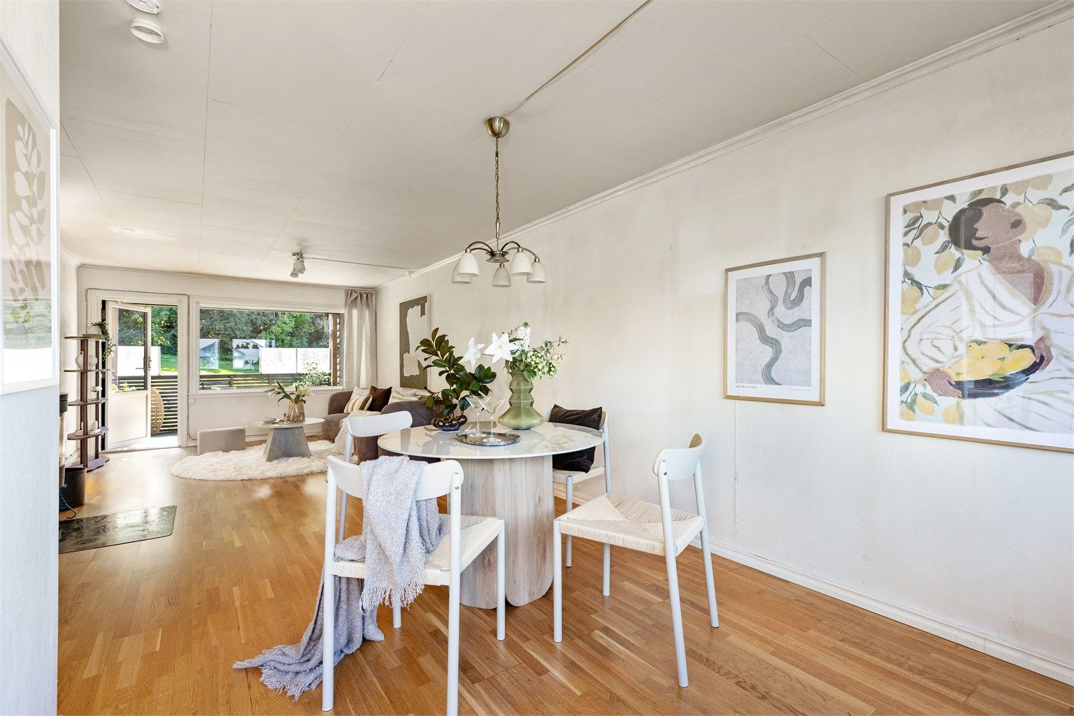 Leiligheten har en god planløsning med parkettgulv og utgang til terrasse fra stuen.
Foto:  Marianne Lyse