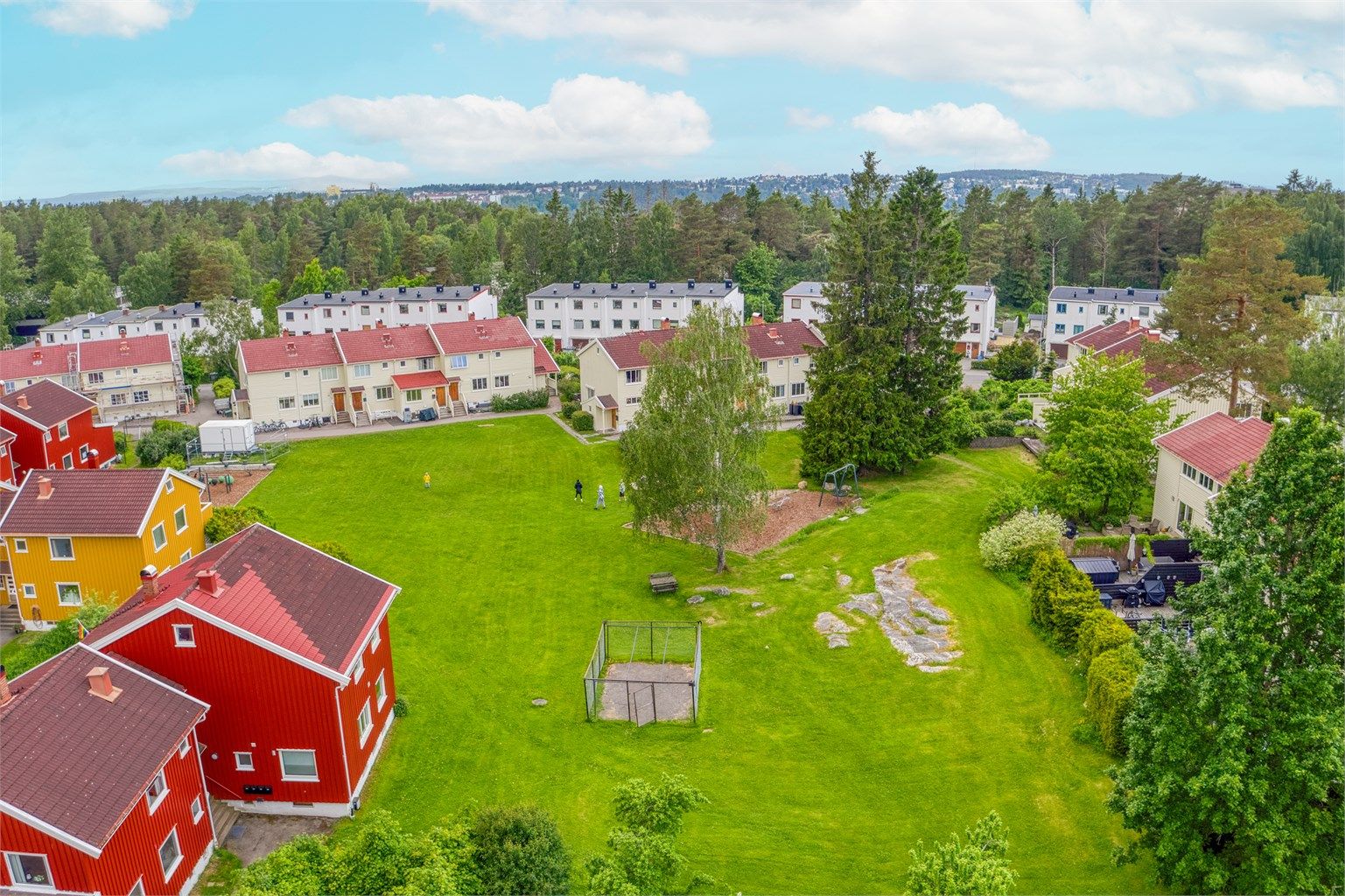 Store og flotte fellesområder med store tun mellom rekkehusene og firemannsboligene. Her kan barna leke og "herje" i trygge og barnevennlige områder. Foto: Martine Eren Jacobsen