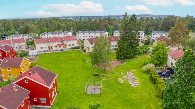 Store og flotte fellesområder med store tun mellom rekkehusene og firemannsboligene. Her kan barna leke og "herje" i trygge og barnevennlige områder. Foto: Martine Eren Jacobsen