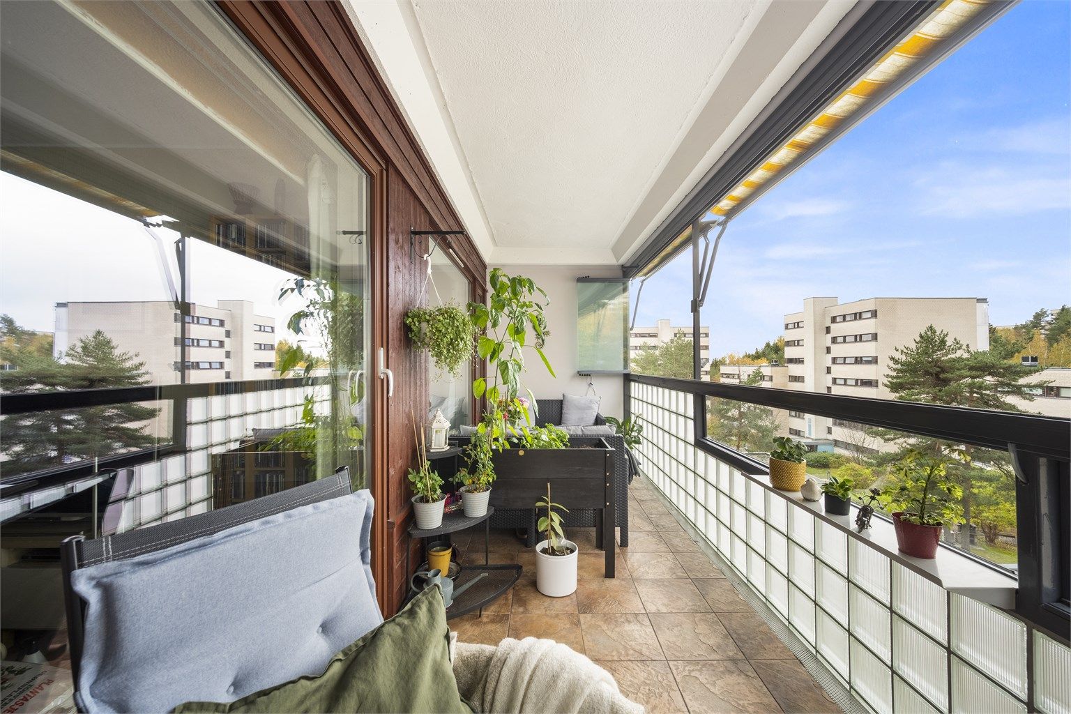 Balkongen er innglasset og føles således som en herlig forlengelse av stuen i sommerhalvåret