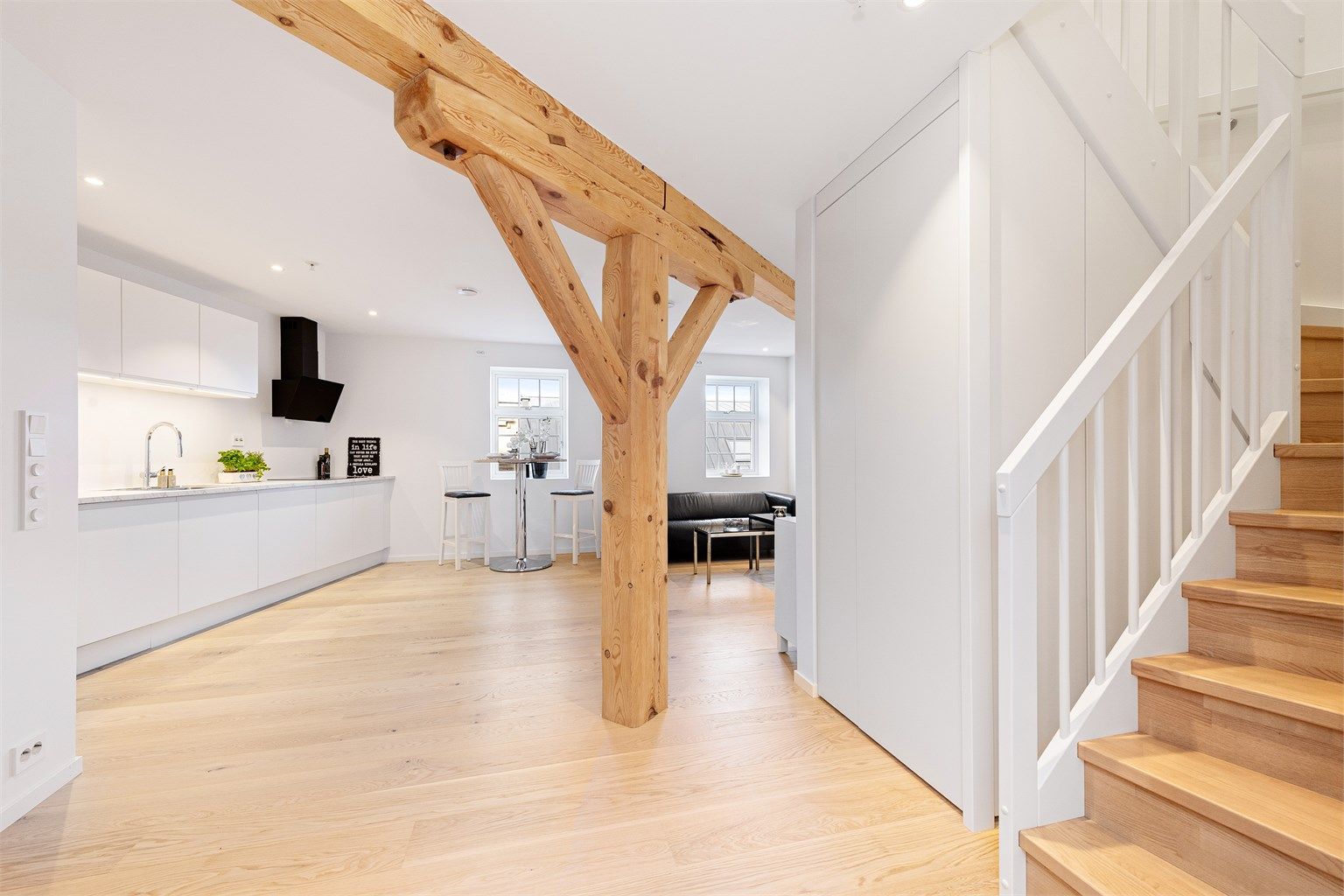 Fra stuen fører trappen deg opp til den private sonen på loftet