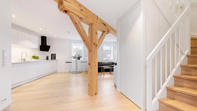Fra stuen fører trappen deg opp til den private sonen på loftet