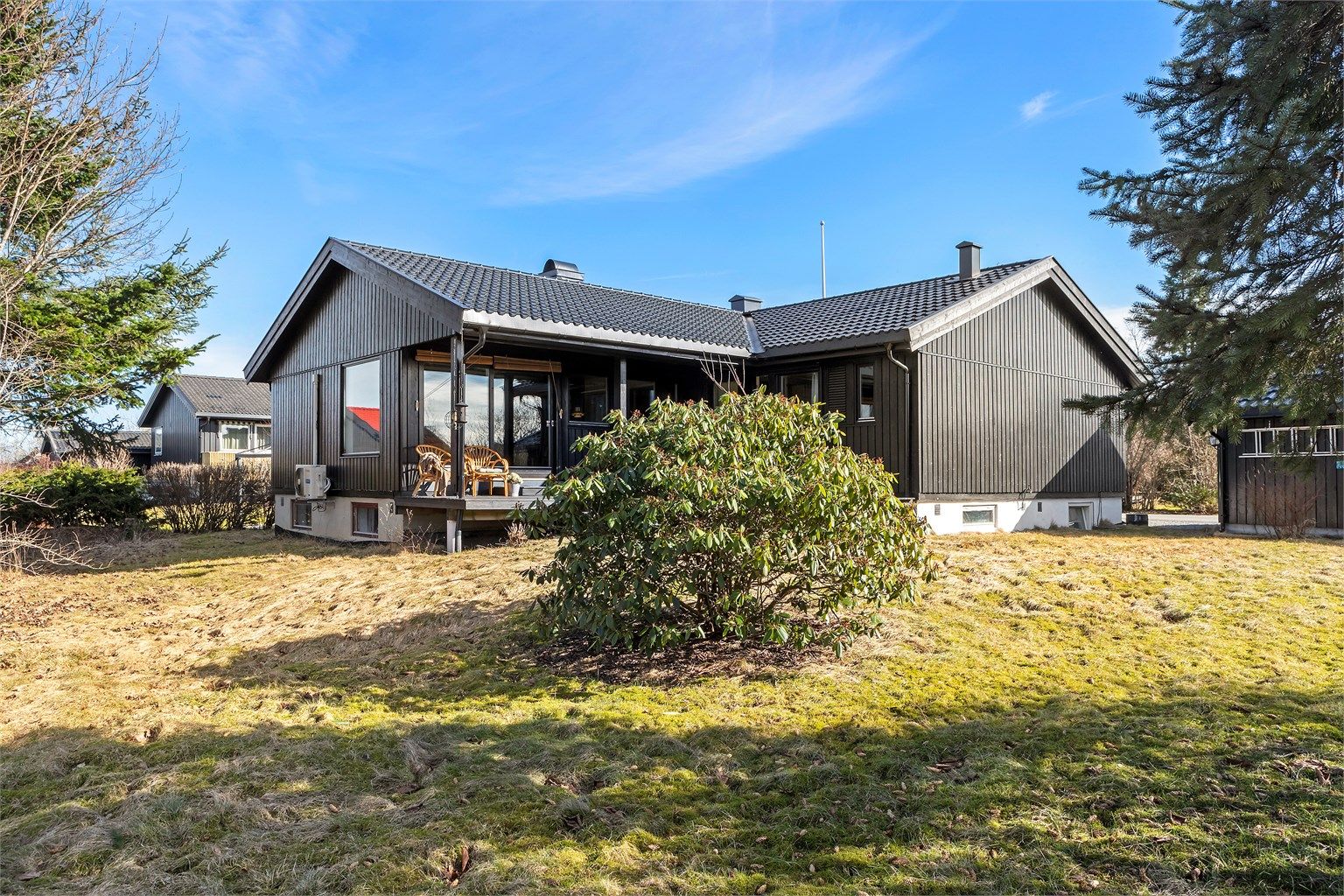 Den sørvendte hagen er en usjenert og rolig oase med gode solforhold.