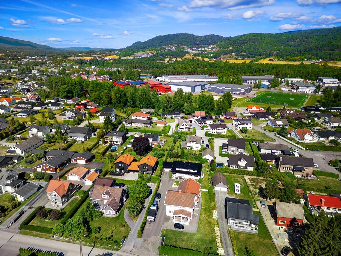 Gangavstand til flotte Hokksund barneskole med idrettsanlegg