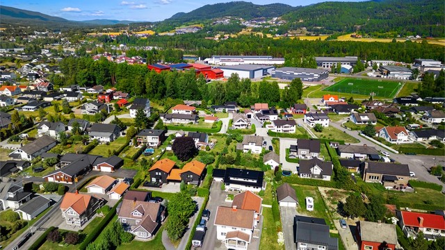 Gangavstand til flotte Hokksund barneskole med idrettsanlegg