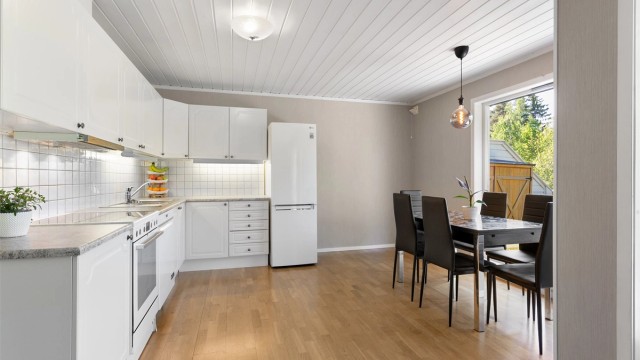 Ende rekkehus - Kjøkken med mye lys fra store vinduer ut mot terrasseplattingen og god plass for spisestue