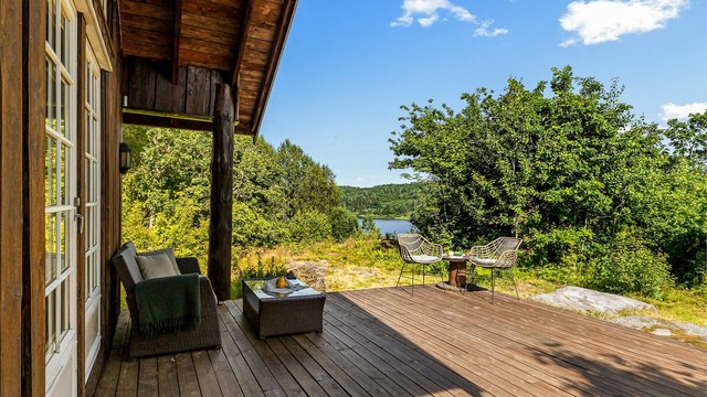Fra stuen mot sør har du utgang til en solrik terrasse som også er delvis overbygget. Her sitter du lunt og skjermet til. Videre har du også utsikt ned til Åsrumvannet. Kanskje en ypperlig plass for å kunne nyte morgenkaffen og fuglekvitter?