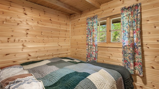 Soverommet har vindu mot de grønne omgivelsene og byr på en rolig ramme for en god natts søvn.