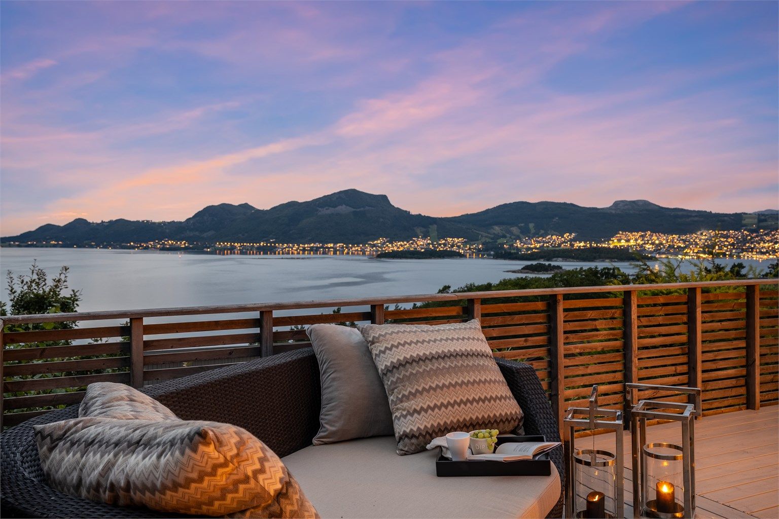 Her kan man nyte fantastiske solforhold, flott natur og nydelig solnedganger. Det er også egen båtplass, så kan man også ta turen ut for både fiske og bading. 
