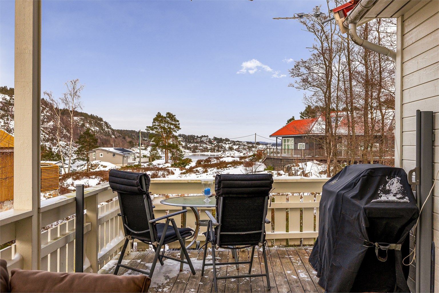 Fra terrassen nytes utsikt ut over Melbyfjorden.