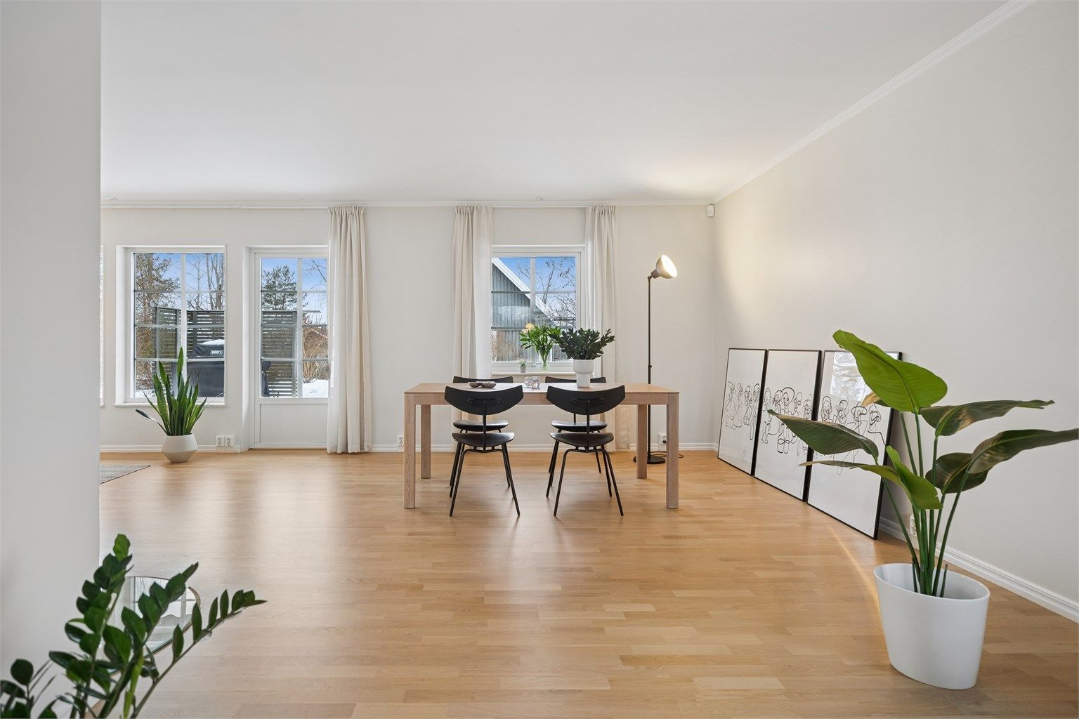 Det er plass til et riktig stort spisebord for hyggelige måltider med familie og venner.