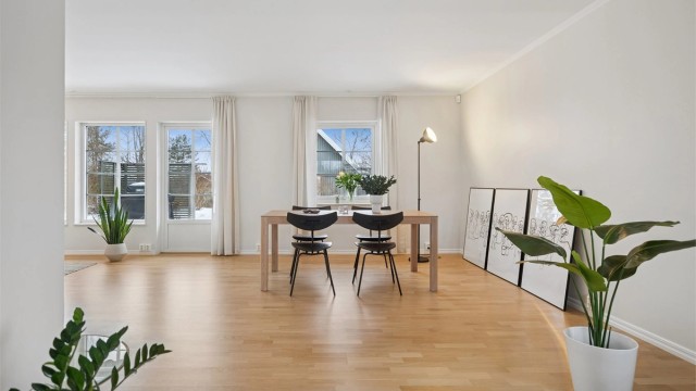 Det er plass til et riktig stort spisebord for hyggelige måltider med familie og venner.