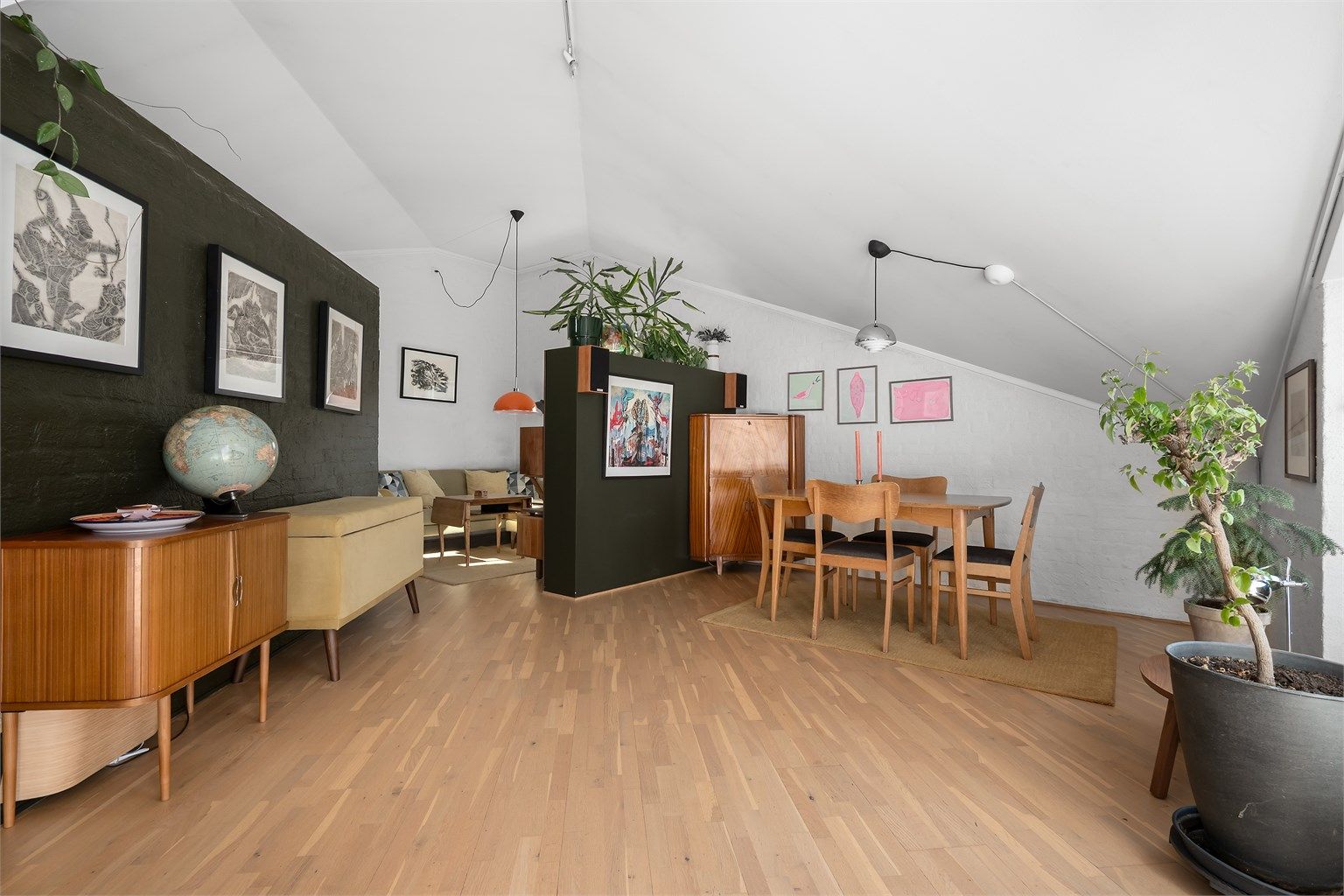 Dette er en flott toppleilighet over to plan i et veldrevet borrettslag. 