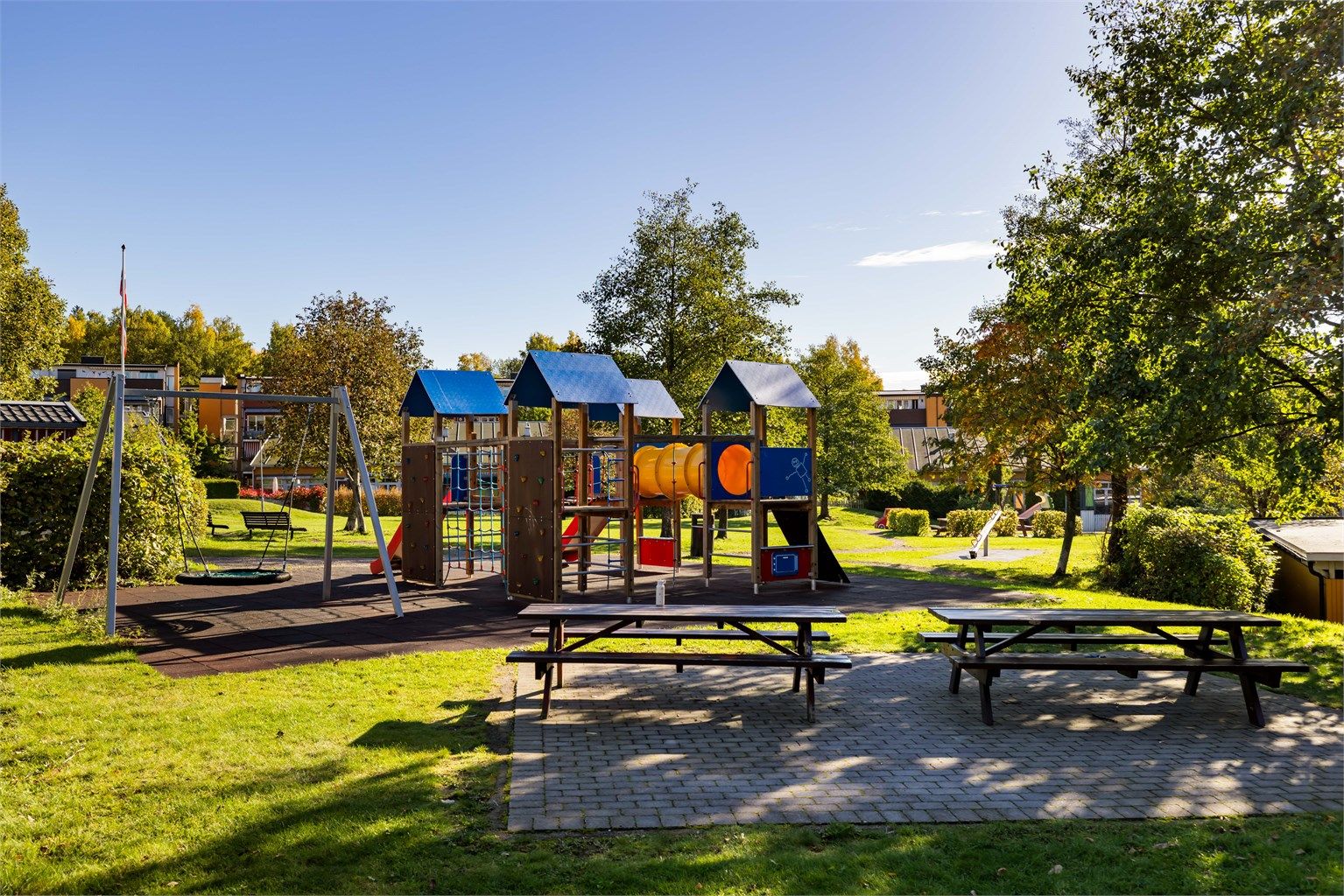 Hyggelig opparbeidet lekeplass i umiddelbar nærhet til leiligheten.