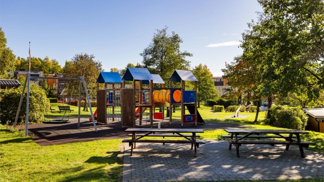 Hyggelig opparbeidet lekeplass i umiddelbar nærhet til leiligheten.