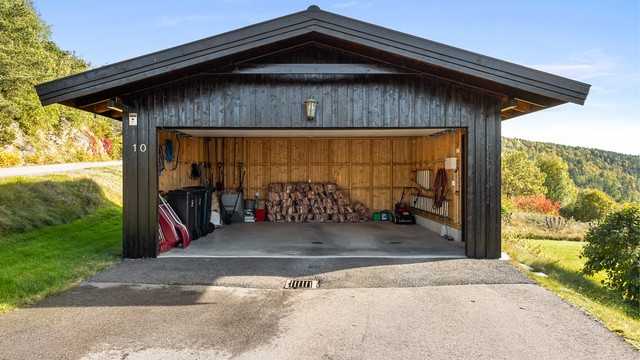 Parkering i frittstående garasje fra 2020 på 34 kvm.