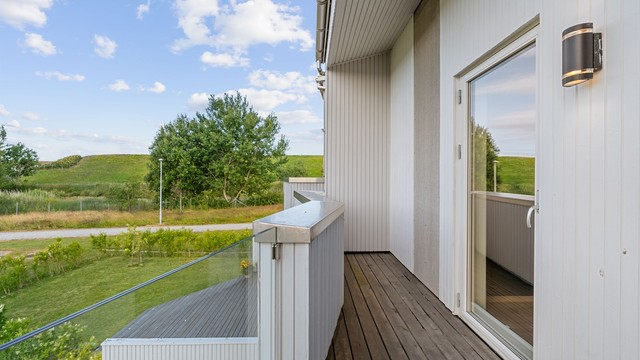 Sørvendt balkong med gode solforhold.