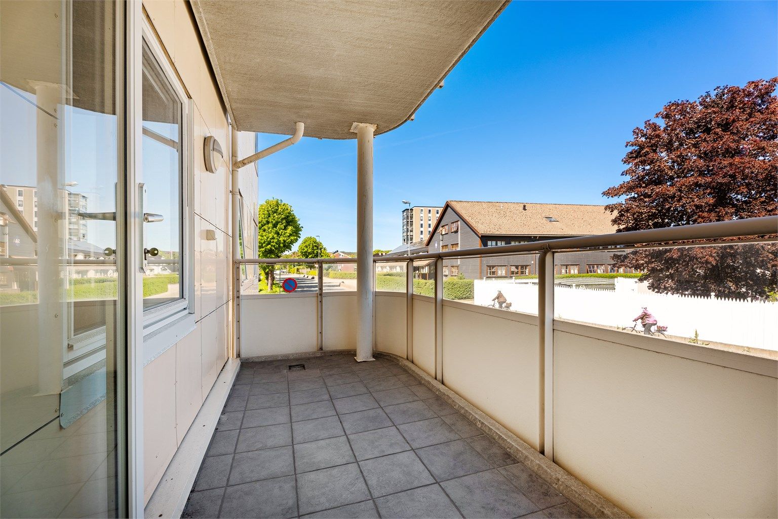 Terrasse nr. 2 er også overbygd. Her kan du nyte ettermiddag- og kveldsol. 