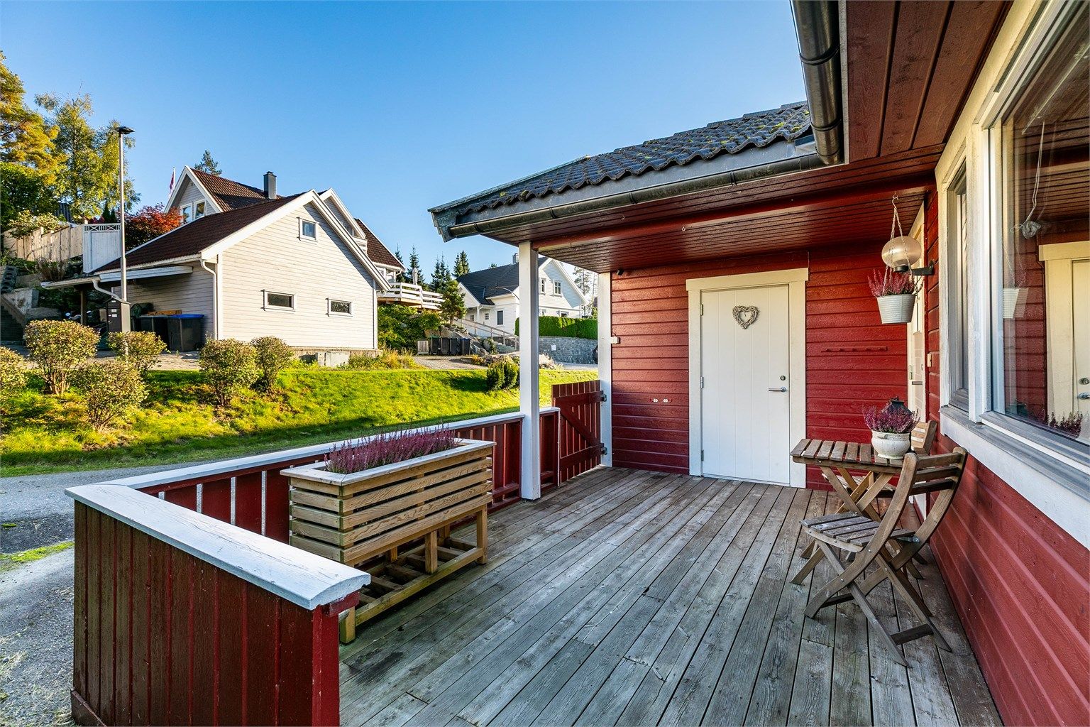 Rett utenfor inngangsdøren finnes leilighetens utvendige bod på ca. 5 kvm. Overbygg skjermer inngangspartiet godt mot nedbør.