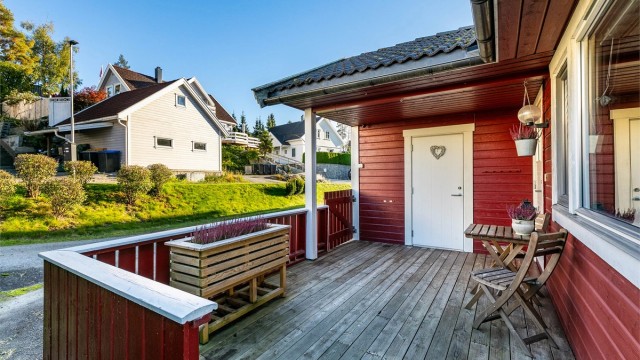 Rett utenfor inngangsdøren finnes leilighetens utvendige bod på ca. 5 kvm. Overbygg skjermer inngangspartiet godt mot nedbør.